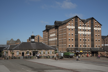 Gloucester Docks Gloucestershire England UK - October 2016 - The National Waterways Museum in the old LLanthony Warehouse and The Lord High Constable of England pub at the Gloucester Docks dating from 1827のeditorial素材
