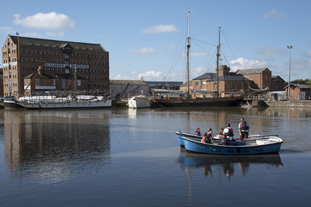 Gloucester Docks Gloucestershire England UK - October 2016 - Sea cadets getting instruction on handling a boat on the main basin of the Gloucester Docksのeditorial素材