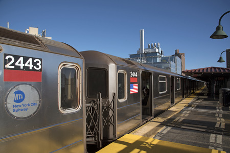 Upper West Side Manhattan New York USA - October 2016 - An MTA subway train at the 125th Street railroad stationのeditorial素材