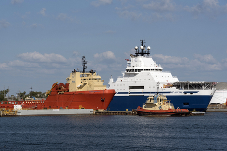 Tugs and offshore supply ships alongside in the Port of Tampa Florida USA. April 2017のeditorial素材