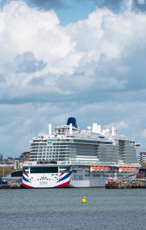 Southampton, England, UK. 18.05.2021.  New cruise ship of the P and O fleet, Iona alongside in the Port of Southampton UK.のeditorial素材
