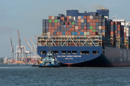 Southampton Port, England, UK. 2022. Large container ship, the Georg Forster approaching DP World container port with tug in attendanceの写真素材