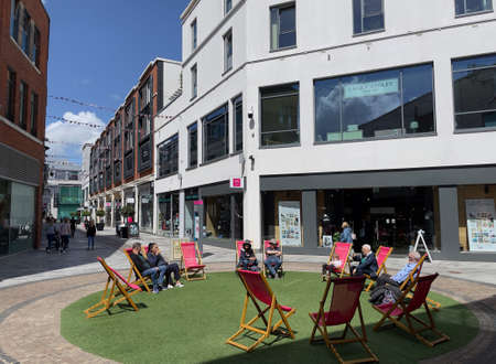 Newbury, berkshire, England, UK. 2022. Deck chairs on grass for use by shoppers in the town Centre.の写真素材