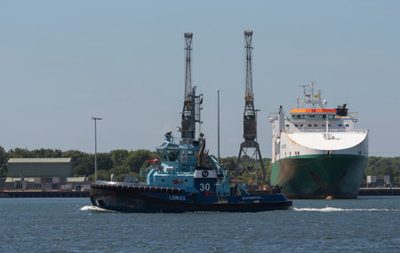 Marchwood, Southampton, England, UK. 2022. Tug Lomax passing Marchwood Military Port. Southampton Water.のeditorial素材