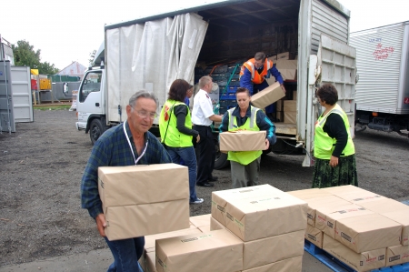 Volunteers unload food for victims of the 6.4 earthquake in Christchurch, South Island, New Zealand, 22-2-2011のeditorial素材