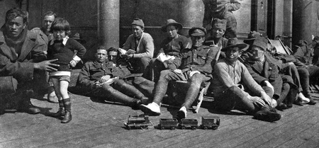Circa 1914  New Zealand soldier with young boy on troop ship going to the First World Warのeditorial素材