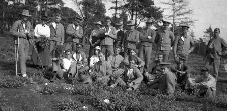 Circa 1914-18  Group of fit and wounded New Zealand soldiers from the First World War, location...