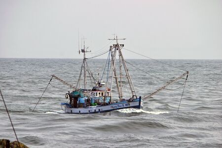 GREYMOUTH, NEW ZEALAND: August 27: The fishing Honey Dew II safely enters the Grey River, Greymouth, New Zealand, 27-08-2011. The Grey River has a notoriously dangerous crossing.のeditorial素材