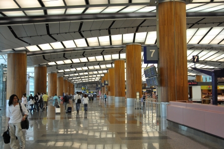 SINGAPORE, FEBRUARY 13: Airline passengers move from flight to flight at Singapore's Changi International Airport on February 13, 2009 in Singapore.のeditorial素材