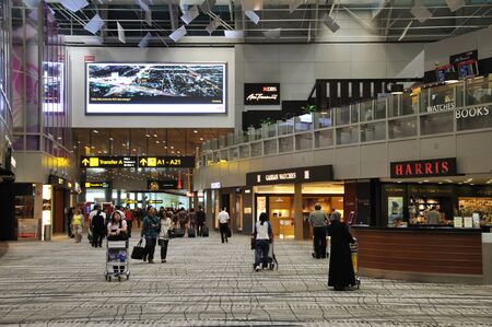 SINGAPORE, FEBRUARY 13: Airline passengers move from flight to flight at Singapore's Changi International Airport on February 13, 2009 in Singapore.のeditorial素材