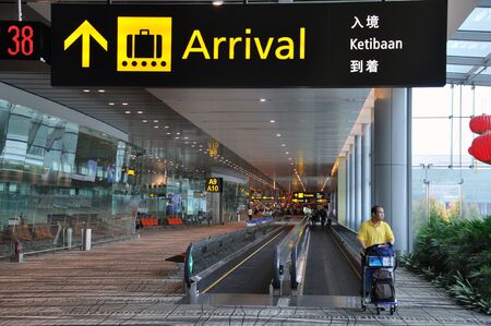 SINGAPORE, FEBRUARY 13: Airline passengers move from flight to flight at Singapore's Changi International Airport on February 13, 2009 in Singapore.のeditorial素材