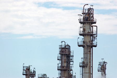 BRISBANE, AUSTRALIA, SEPTEMBER 28, 2008: Men working at the top of a tower at the BP oil refinery near the mouth of the Brisbane River, September 28, 2008, Brisbane, Australiaのeditorial素材