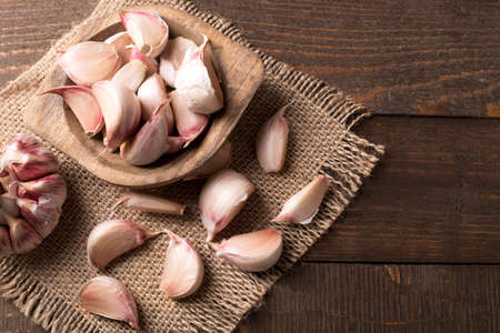 Cloves of garlic in a wooden bowlの写真素材