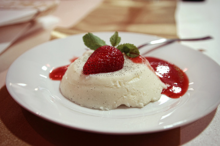 Vanilla pudding with strawberryの写真素材