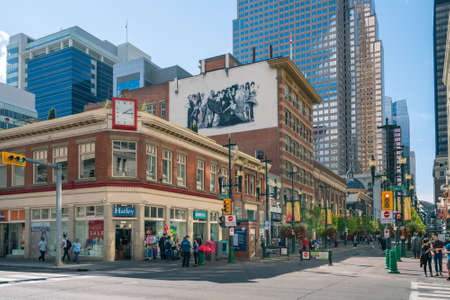 Calgary, Canada - 09.09.2018: People walking down the pedestrian zone at 1 Street SW, downtown Calgary. Citylife in center of Calgaryのeditorial素材