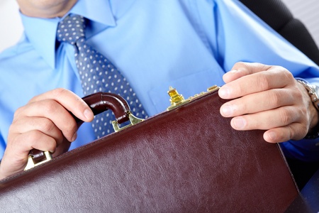 businessman holding a brown case
の写真素材