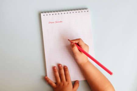 The child writes a letter to Santaの写真素材