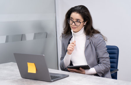 Business woman thinking of a new idea for developing a new online projectの写真素材