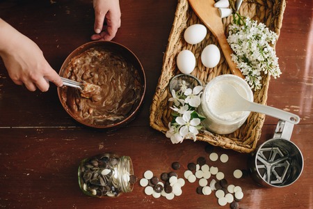 woman hands makeing cake