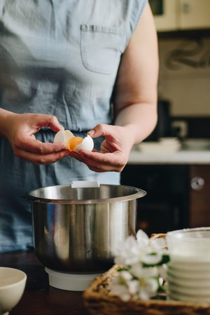 break an egg by cup