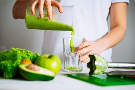 woman transfuse smoothie to glass.の写真素材