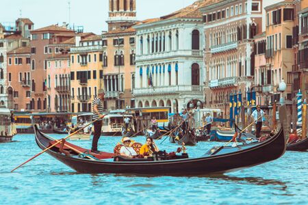 Venice, Italy - May 25, 2019: view of grand canal full of boats and gandolas rialto bridge on background. summer timeのeditorial素材