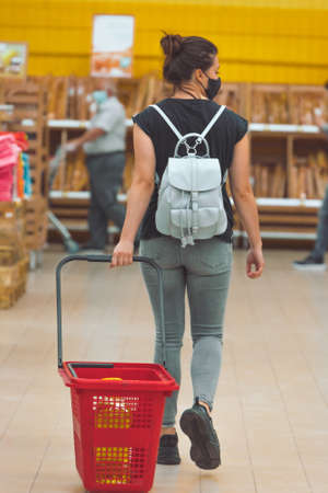 woman in medicine mask do groceries shoppingの写真素材