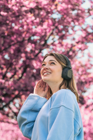 stylish woman meloman listening musicの写真素材