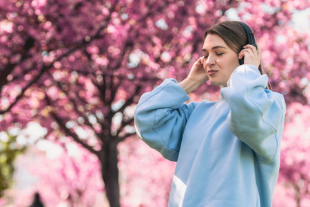 stylish woman meloman listening musicの写真素材