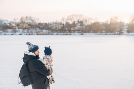 Father and child enjoying winter outdoorsの写真素材