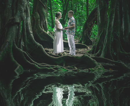 Honeymoon couple at Balinese Botanical Garden. Ubud, Baliの写真素材