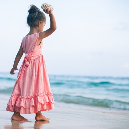 girl throws a stone at sea.の写真素材