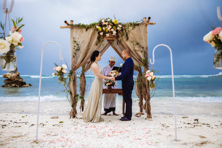 Beautiful couple near the ocean, honeymoon romantic coupleの写真素材