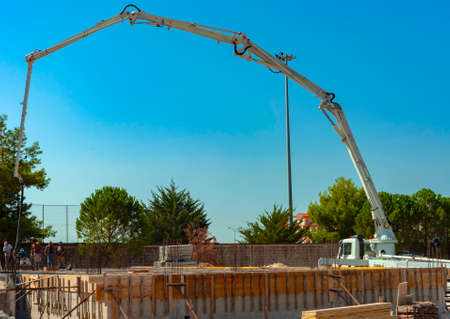 Concrete mixer with pumps for concrete casting for the construction of a reinforced concrete floor