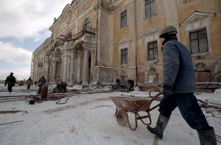Konstantinovsky  palace - Vladimir Putin's president residence during reconstruction. The worker with a wheelbarrow on a background of a palace.の写真素材