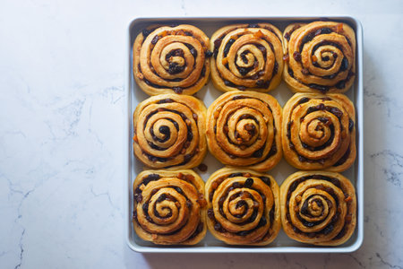 close up Freshly baked mixed fruit cinnamon rolls in a baking trayの写真素材