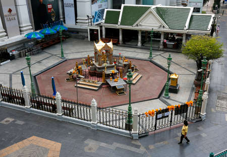 BANGKOK,THAILAND - March 30, 2020 :
The Erawan shrine at Ratchaprasong Junction Closed people worshiping for the wishes. Because spread of the corona virus in Bangkok capital city,Thailand.のeditorial素材