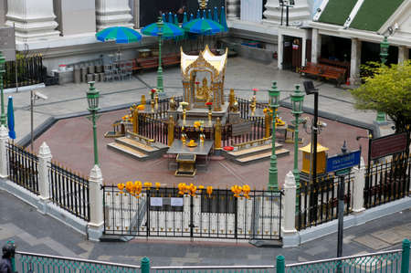 BANGKOK,THAILAND - March 30, 2020 :
The Erawan shrine at Ratchaprasong Junction Closed people worshiping for the wishes. Because spread of the corona virus in Bangkok capital city,Thailand.のeditorial素材