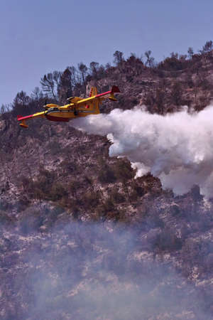 plane bombardier 415 discharge water on a fire