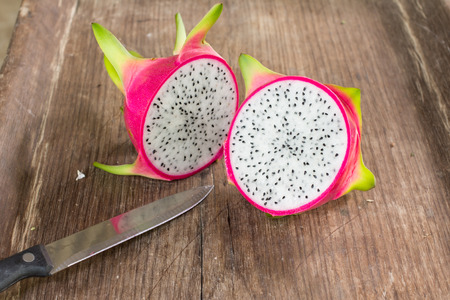 cragon fruit cut ready for eatの写真素材