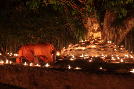 monk respect buddha statueのeditorial素材