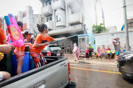 CHIANG MAI THAILAND-APRIL 14:Chiang mai Songkran festival. Foreign tourists and Thai people enjoy splashing water. on April 13,2014 in Chiang mai,Thailand.のeditorial素材