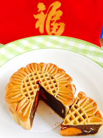 Moon cake on plateの素材