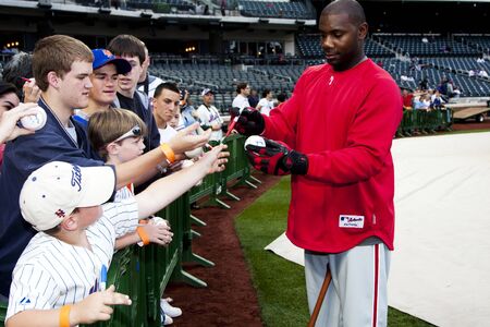 NEW YORK - MAY 27: Phillies Ryan Howard signing baseballs for MLB fans in Citi Field, May 27 2010 in New York. のeditorial素材