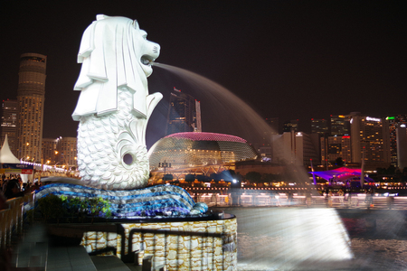 Singapore - September 15,2018 The Merlion fountain ,Night view of singapore. Marina Bayのeditorial素材