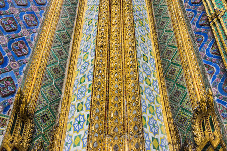 Thai art wall sculpture  at emeral buddha temple bangkok,thailandのeditorial素材