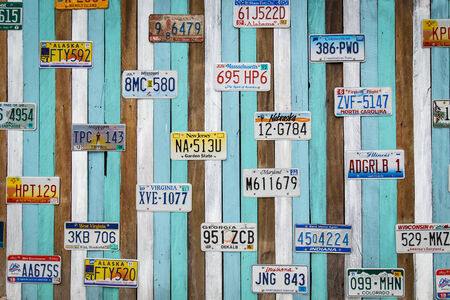 CHA AM THAILAND- AUG 11 : Old US car registration plate on wooden wall at the shop in Cha Am August 11, 14, Cha Am is a beach resort town in Phetchaburi Province, in the way to southern of Thailandのeditorial素材