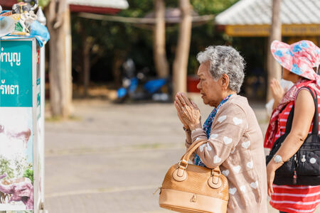 HUAHIN, THAILAND - DECEMBER 27,2014 - Unidentified old woman chant in wat huay mongkhon, Landmark of the temple a huahin province, prachuap khiri khan, thailandのeditorial素材