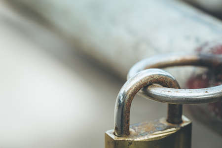 Macro Lock hang on round steel
