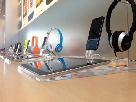 Apple retail store iPhone iPad headphonesの素材